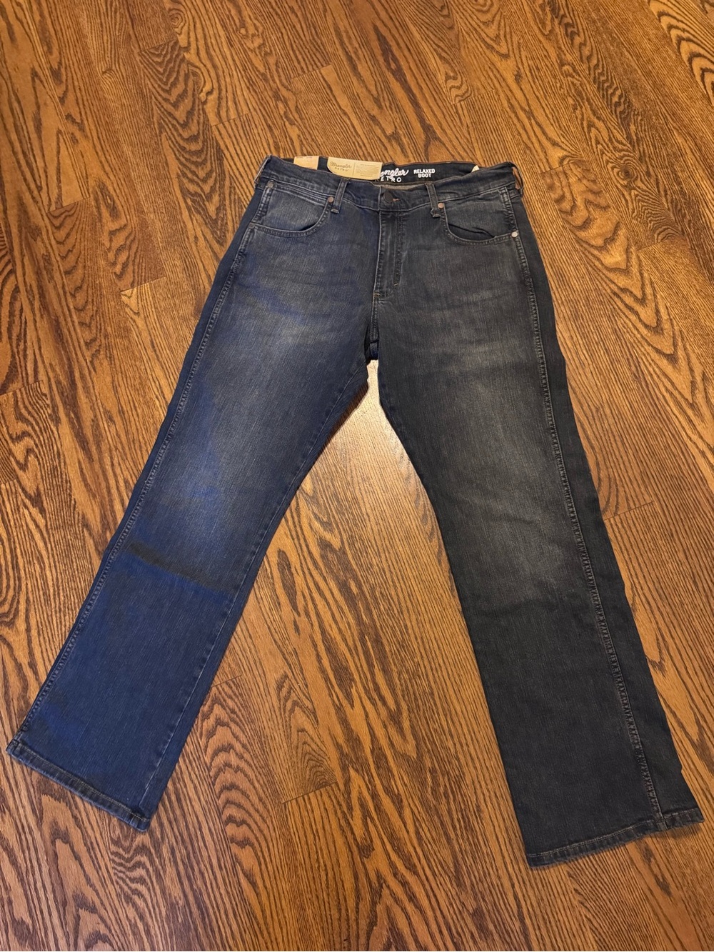 Wrangler Men's Two-Tone Blue Straight Jeans